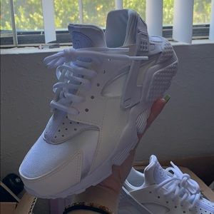 Nike Air huaraches white